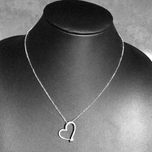 casual flare Jewelry - NWT- Heart Necklace w/ Adjustable Chain